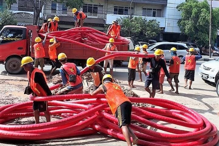 Penggalian dan Instalasi Kabel Bawah Tanah Jalan Gatot Subroto